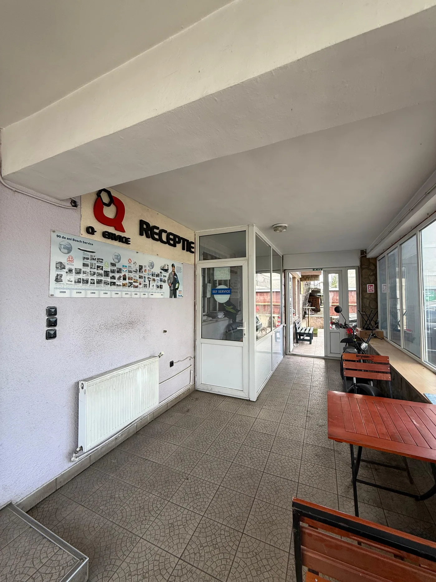 Interiorul recepției service-ului auto Service Prompt din Șcheia
