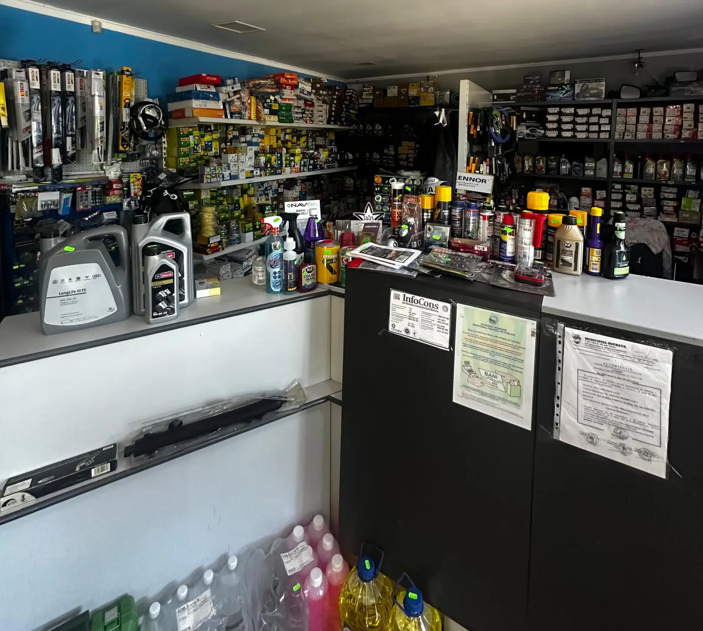 Rafturi cu piese auto și filtre în magazinul Service Prompt din Suceava